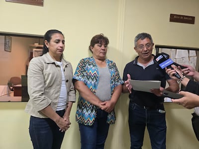 Pedro Coronel (d) junto a otras víctimas de la mafia de Pagarés reiteraron sus reclamos hoy en Diputados.