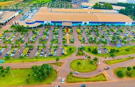 Vista aérea de un gran edificio de Shopping China y estacionamiento lleno de vehículos