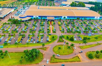 Vista aérea de un gran edificio de Shopping China y estacionamiento lleno de vehículos