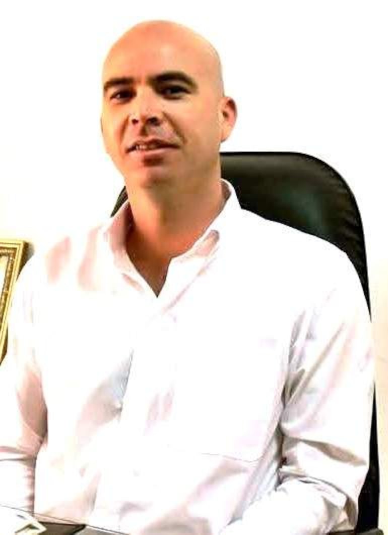 Intendentes de Paraguarí se ven preocupados, visten camisas formales y muestran inquietud en un ambiente de reunión.