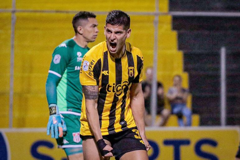 El uruguayo Facundo Barceló, jugador de Guaraní, festeja un tanto en el partido contra General Caballero de Juan León Mallorquín por el fútbol paraguayo en el estadio Rogelio Livieres, en Asunción.