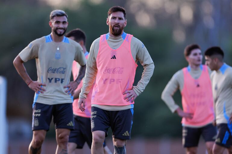 Imagen ilustrativa: Lionel Messi de la selección de Argentina participa en un entrenamiento, previo al partido contra Paraguay.