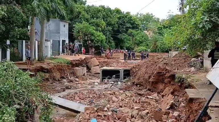 Busqueda del niño de 12 anos que fue arrastrado por un raudal en San Lorenzo en la manana de este vierne 13 de febrero y penosamente hasta ahora sigue desaparecido. Foto: Lucía Gonzalez. Para Interior