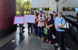 Representantes de las víctimas de la Mafia de los pagarés se manifestaron frente al Congreso.