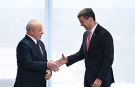 El presidente de Brasil, Luiz Inácio Lula da Silva (izq.), saluda el presidente electo de Paraguay, Santiago Peña, durante una pasada reunión en el Palacio del Planalto, en Brasília (Brasil). EFE/Andre Borges