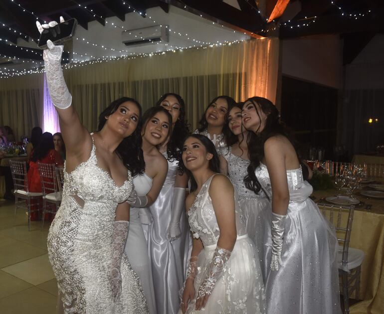 Las protagonistas de esta elegante velada   inmortalizando el momento.