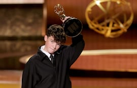 Owen Cooper acepta el premio al Mejor Actor de Reparto en una Miniserie, Antología o Película por "Adolescencia" en el escenario durante la 77.ª edición de los Premios Emmy.
