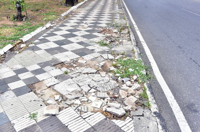 Veredas perimetrales destrozadas en la plaza Gaspar Rodríguez de Francia.