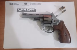 Policía aprehende a tres hombres en La Chacarita y les incauta un revólver.