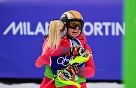 El dúo austriaco Ariane Raedler y Katharina Huber festejan el oro ante la desazón del equipó estadounidense que no logró subir al podio.