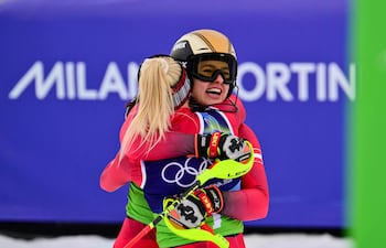El dúo austriaco Ariane Raedler y Katharina Huber festejan el oro ante la desazón del equipó estadounidense que no logró subir al podio.