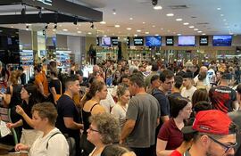 Gran cantidad de personas en los locales comerciales de Ciudad del Este.