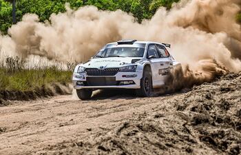 Espectacular derrape del auto de la marca checa, al mando de la dupla Chiriani-González, que fue el de mejor performance en el circuito preparado por el Ajos Rally Team. Gentileza: Kupic Fotografías.