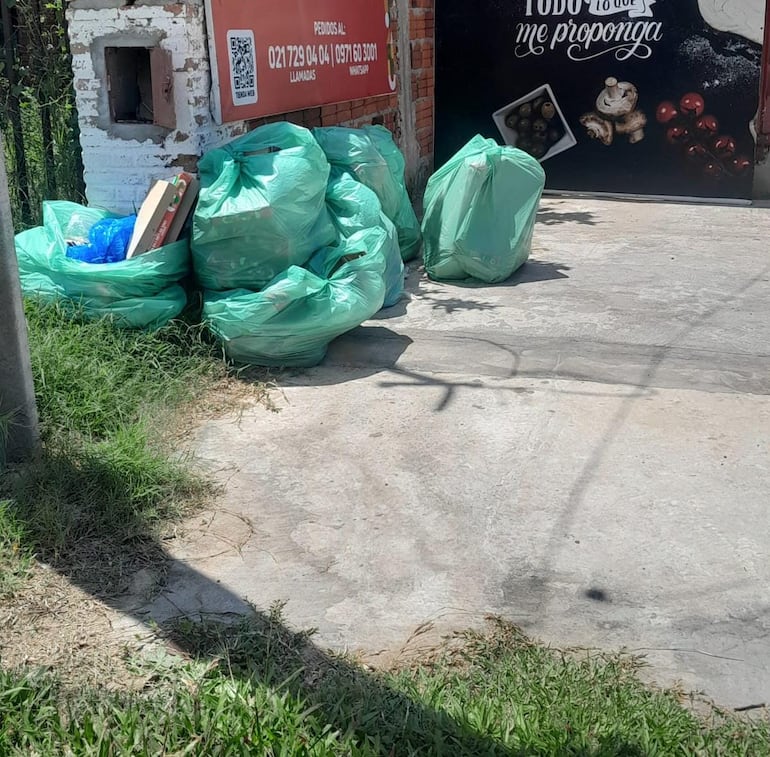 Frente a cada local comercial se acumulan residuos, y los recolectores no pasan a retirarlos, lo que genera malos olores y evidencia la irregularidad del servicio.