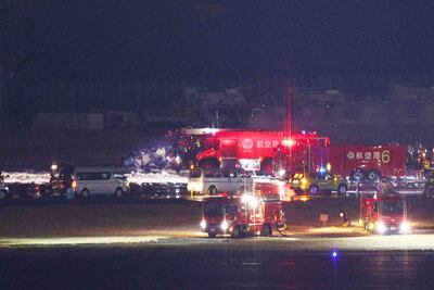Doce miembros de la tripulación fueron los responsables de la milagrosa evacuación de 367 pasajeros en cuestión de minutos tras el choque de dos aviones en Tokio, gracias a su entrenamiento en seguridad y la disciplina de los pasajeros.