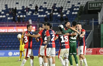 Festejo azulgrana tras el éxito de los penales. El Ciclón avanza a semifinales y se medirá a Sol de América.
