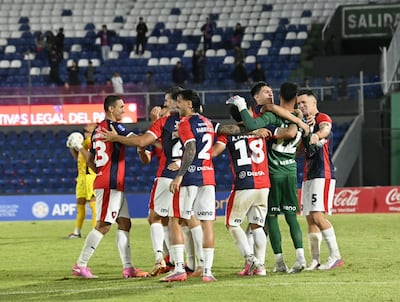 Festejo azulgrana tras el éxito de los penales. El Ciclón avanza a semifinales y se medirá a Sol de América.