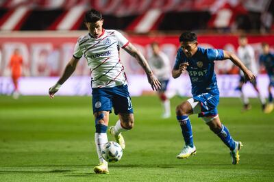 El paraguayo Adam Bareiro (i), delantero de San Lorenzo de Almagro, en el partido contra Unión de Santa Fe por la tercera fecha de la Copa de la Liga Profesional en el estadio 15 de Abril, en Santa Fe.