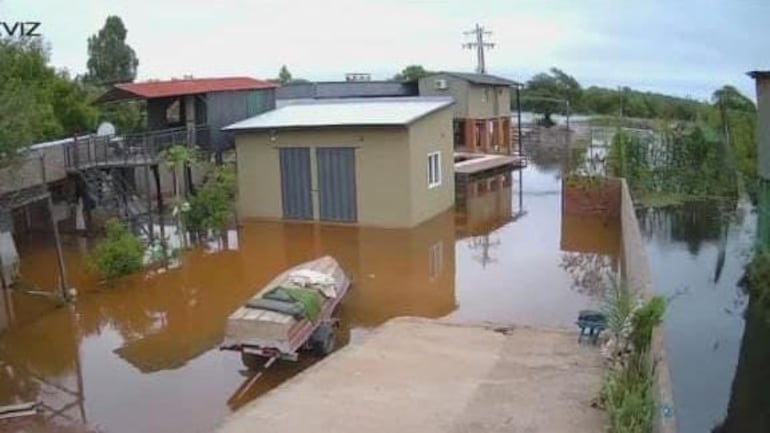 El río Paraná inunda las primeras viviendas en Cerrito.