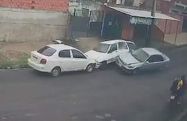 Accidente vehicular con tres autos estáticos en calle, sin personas visibles en la escena.