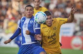 El delantero charrúa Bruno Larregui López (24 años) disputa el balón con el defensor aurinegro Eduardo Sebastián Zaracho (27).