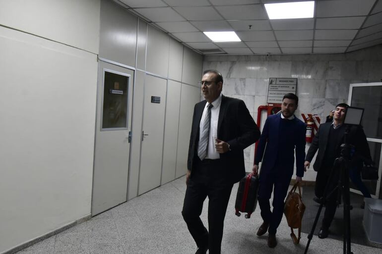 El senador colorado cartista Erico Galeano, llegando para el inicio de su juicio oral y público este lunes.