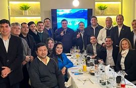 Diputados del PLRA reunidos con el presidente partidario Alcides Riveros.