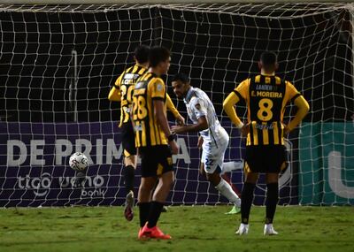 Marcelo Ferreira comienza la carrera para el festejo ante la desazón de los jugadores aurinegros.