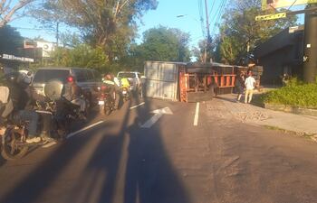 El camión volcado en la avenida Mariscal López.