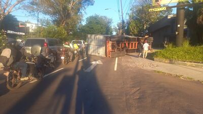 El camión volcado en la avenida Mariscal López.