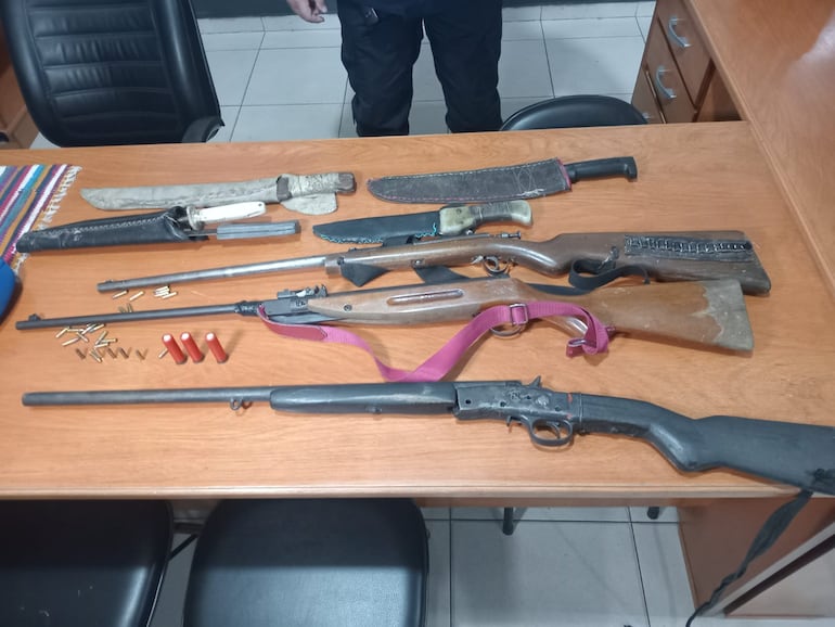 Armas incautadas durante el procedimiento.