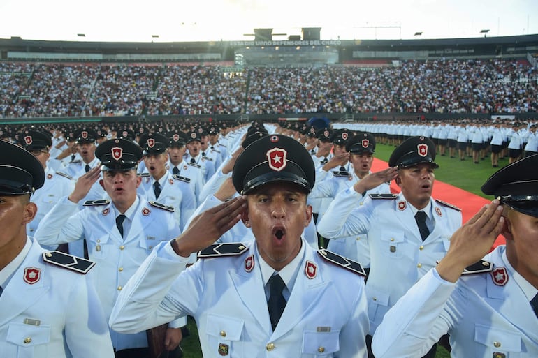 Los policías graduados entonan el himno nacional. 