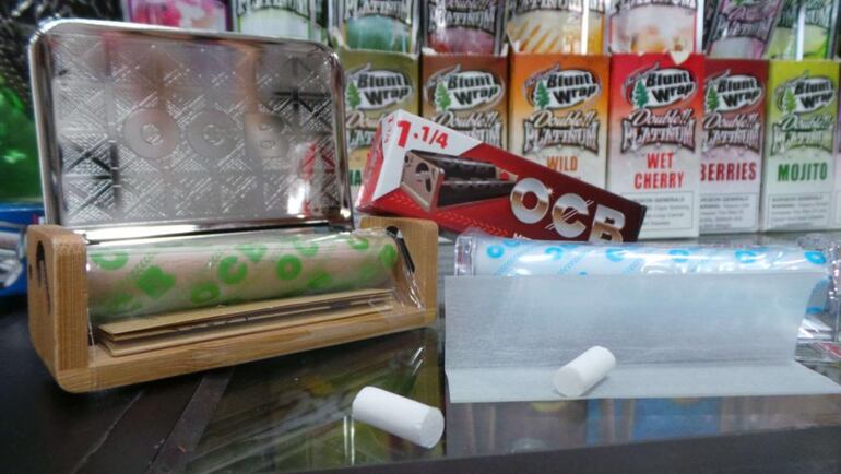 Los cigarrillos se pueden armar a mano o con empapeladoras. Se usan papelillos y filtros.