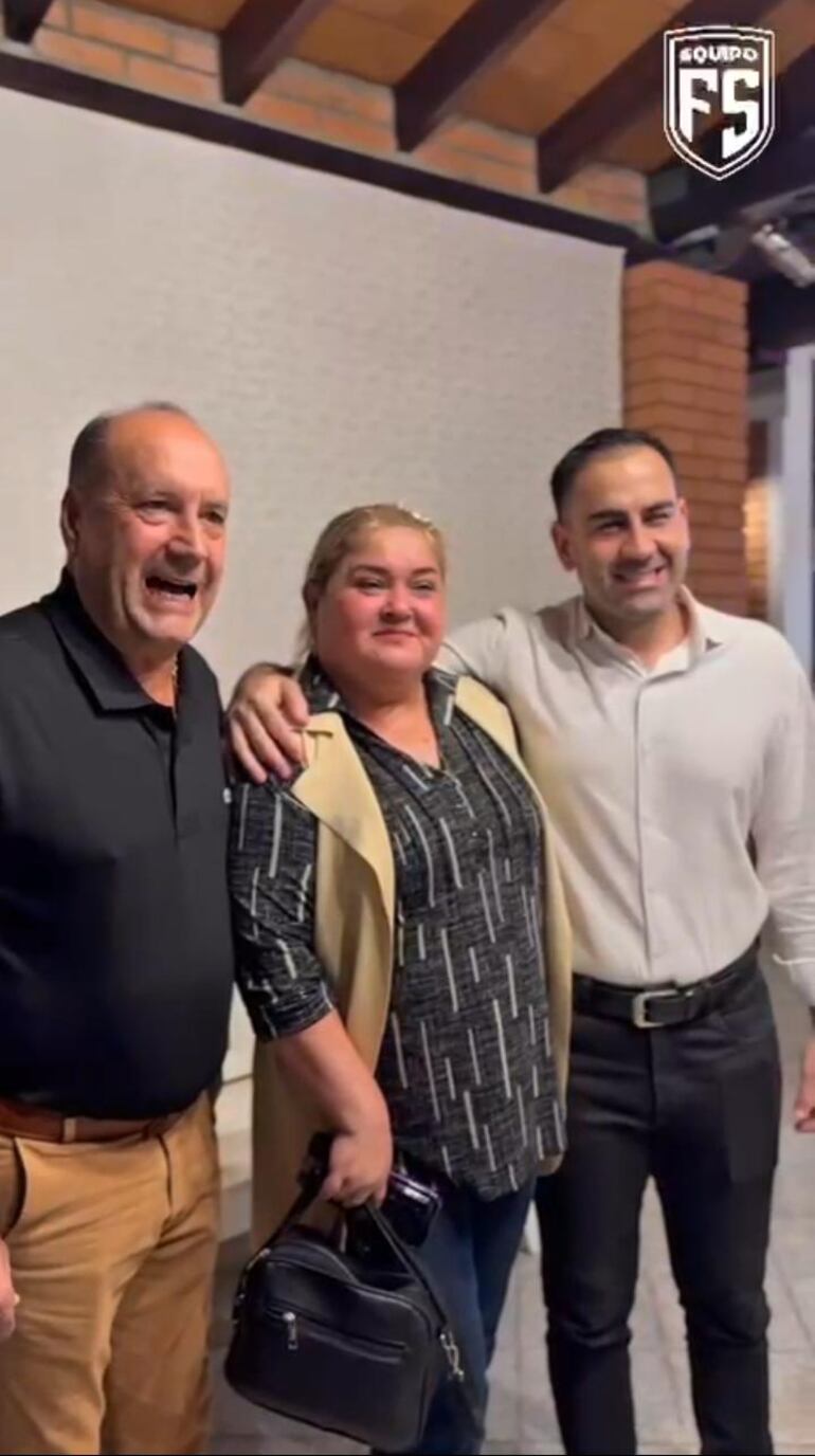 La encargada de despacho del turno mañana de la Escuela Sra. Carolina Romero, Prof. Graciela Riveros, estuve presente en la fiesta. Según rumores, presente ser nombrada como directora sin concursar.