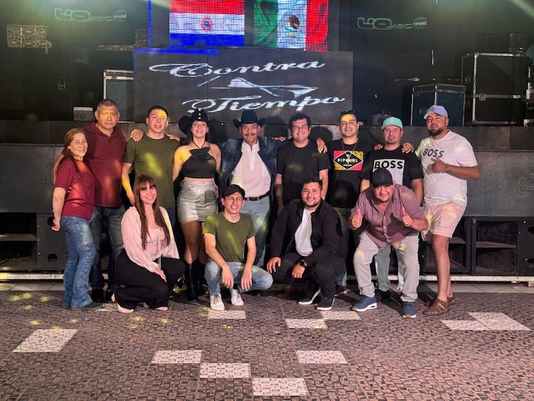 Integrantes del Grupo Contra Tiempo de Carapeguá y del grupo Los Rehenes de México posaron al finalizar la grabación del videoclip.
