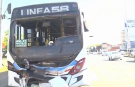 Así quedó la parte frontal del micro de la línea 58, empresa "Grande Capiatá SRL".