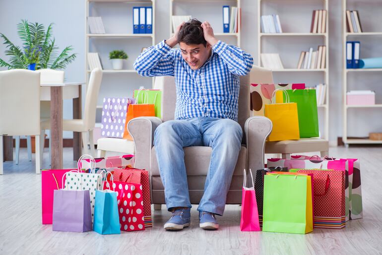 Hombre angustiado después de hacer muchas compras.