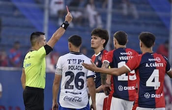 Lucas Quintana (14), jugador de Cerro Porteño, recibe la tarjeta roja del árbitro Derlis Benítez en un partido frente a Sportivo Ameliano por la fecha 15 del torneo Clausura 2026 de la Primera División de Paraguay en el estadio La Nueva Olla, en Asunción, Paraguay.