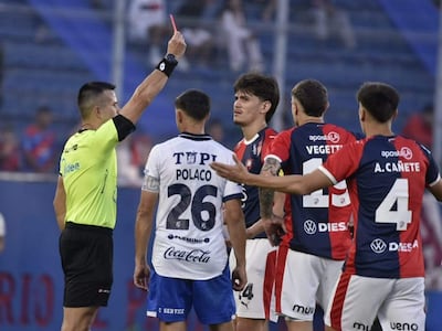 Lucas Quintana (14), jugador de Cerro Porteño, recibe la tarjeta roja del árbitro Derlis Benítez en un partido frente a Sportivo Ameliano por la fecha 15 del torneo Clausura 2026 de la Primera División de Paraguay en el estadio La Nueva Olla, en Asunción, Paraguay.