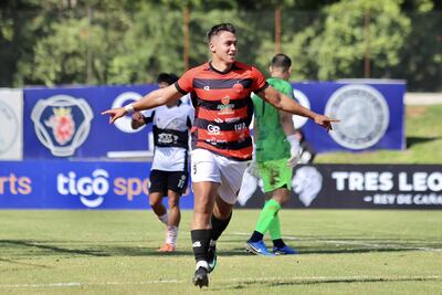 Ángel Bóbeda festeja su gol, en la clara victoria del Minga Guazú sobre 10 de Mayo por 3-0.