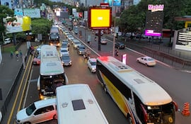 Solo este viernes salieron 39 buses con repletos de pasajeros por el puente de la Amistad.