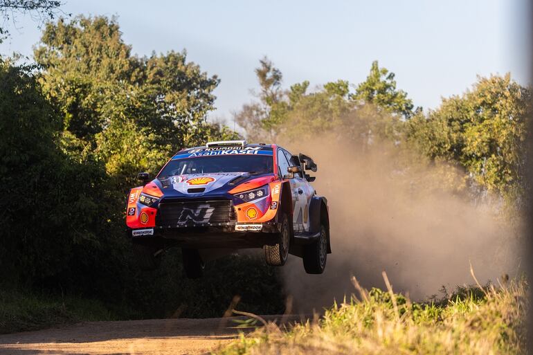 El francés Adrien Fourmaux estuvo en punta por momentos, pero cedió la misma en el penúltimo tramo, con su Hyundai i20 N Rally1. 