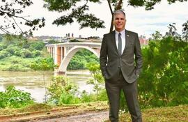 El embajador de EEUU Marc Ostfield, en la zona de la triple frontera, donde opera Tabesa.