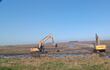 Las máquinas trabajan intensamente en las canalizaciones de un cultivo de arroz en la zona de Villa Franca.