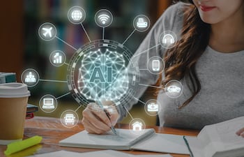 Una adolescente hace sus tareas escolares con Inteligencia Artificial
