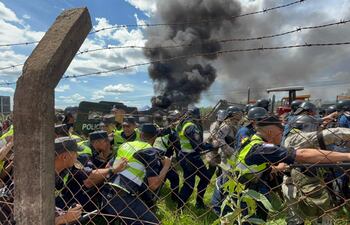 Los efectivos policiales avanzaron realizando disparos intimidatorios hacia los manifestantes.