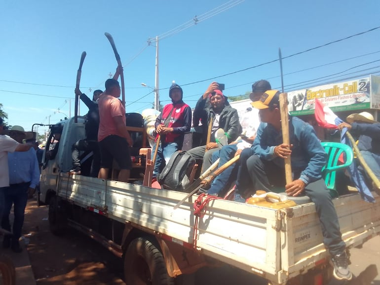 Campesinos "sintierras" rumbo a la estancia Lusipar, pese a la gran comitiva policial preparada para evitar el ingreso.