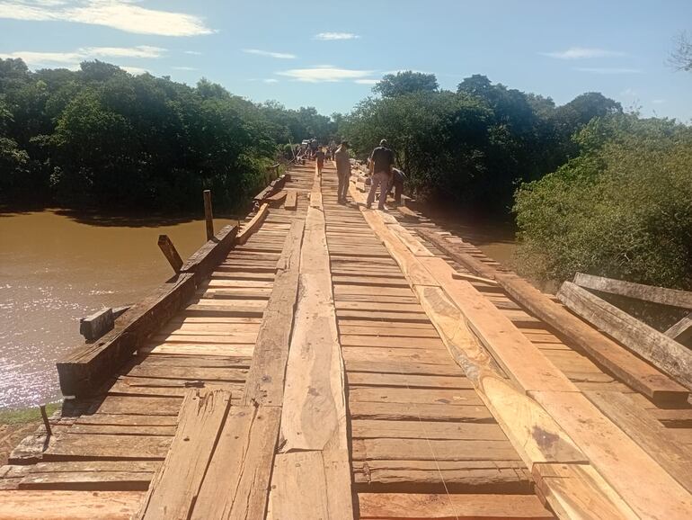 Pobladores reconstruyen puente Yegros-Yuty