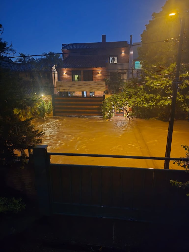 Calles, veredas y hasta casas fueron inundadas sobre  Doctor Luis Migone y Profesor Rómulo Feliciángeli, en Manorá.