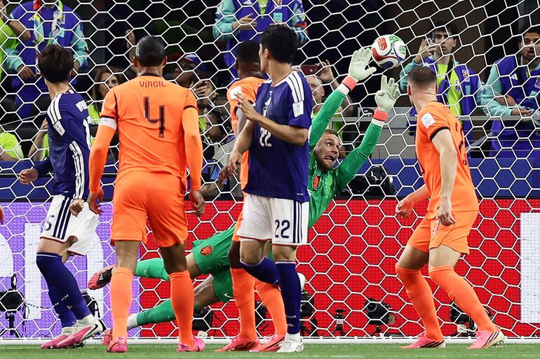 El arquero de los Países Bajos Bart Verbruggen se estira y encaja el segundo gol de Japón, anotado por el mediocampista Daichi Kamada, durante el partido de fútbol del Grupo F del Mundial 2026 entre los Países Bajos y Japón en el Dallas Stadium.